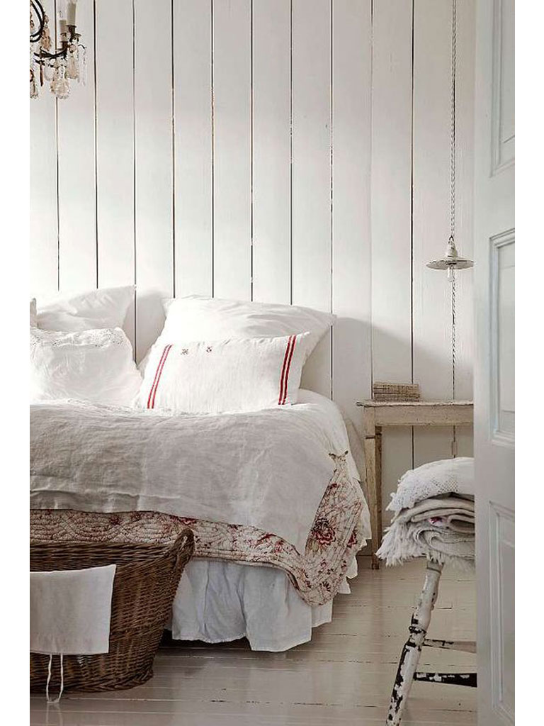 White ruffled bed skirt under quilt.